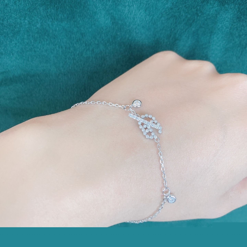 G*u*i bracelets